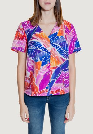 Camicia a maniche corte realizzata in tessuto leggero, con un motivo di foglie multicolore nei toni di rosa, arancione e blu, dotata di chiusura con bottoni.