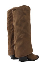 Stivali alti in suede marrone con una parte superiore ampia e svasata, tacco grosso e design della punta liscia, caratterizzati da una trama sottile e cuciture pulite.