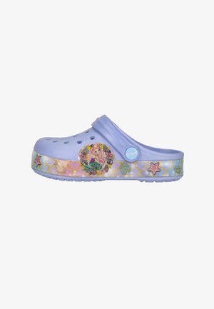 Sabot violet clair avec des trous d'aération, avec une sirène et des décorations sur le thème sous-marin sur la bride de la semelle avec une sangle réglable.