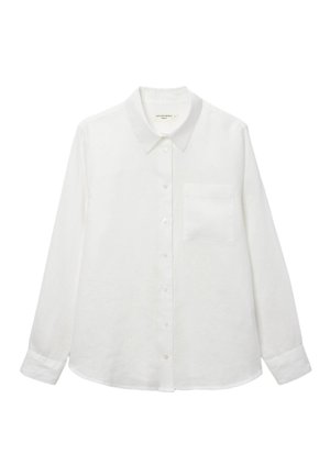 Chemise blanche à manches longues avec col et une poche poitrine unique, présentée sur un fond blanc uni.
