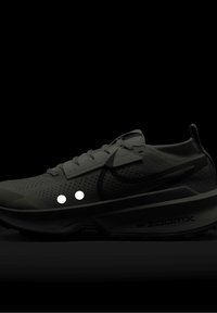 Chaussure de running Nike gris foncé avec un swoosh noir, tige en mesh respirant, design à lacets et semelle amortissante ZoomX.
