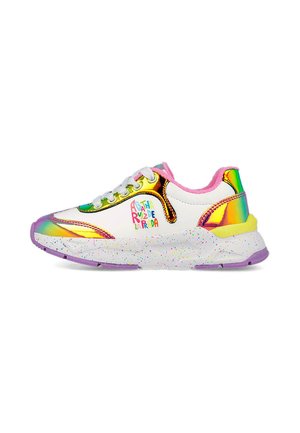 Zapatilla blanca con paneles iridiscentes en dorado, rosa y verde, suela moteada multicolor, forro rosa y texto de la marca en colorido en el lateral.