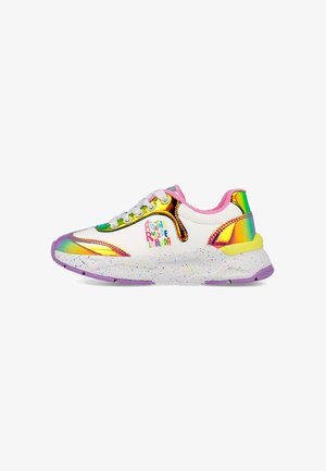 Zapatilla blanca con paneles iridiscentes en dorado, rosa y verde, suela moteada multicolor, forro rosa y texto de la marca en colorido en el lateral.