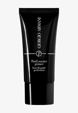 Svart tube med matte finish. Hvit tekst leser «Giorgio Armani fluid master primer» og «base lissante perfection», med en logo.