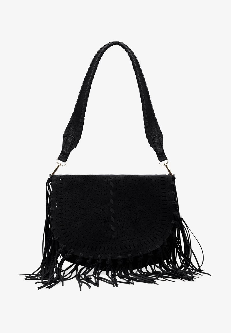 Sac à main en daim noir avec des accents à franges, doté d'un rabat incurvé, d'un design perforé complexe et d'une bandoulière tressée.