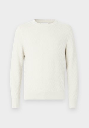 Bela pletena majica z vzorcem, okroglim izrezom in dolgimi rokavi. Rebrasti robovi na manšetah in spodnjem delu. Mehka tkanina z gladkim zaključkom.