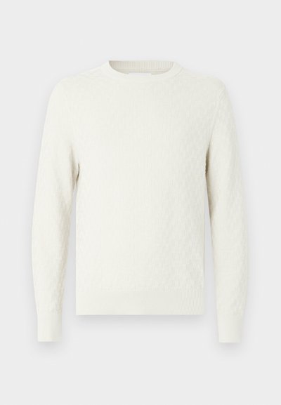 Pull en maille blanche avec un motif texturé, col rond et manches longues. Poignets et ourlet côtelés. Tissu doux avec une finition lisse.