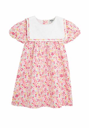 Robe florale avec des manches courtes bouffantes, un col blanc et un motif de fleurs roses, jaunes et bleues sur un fond rose clair.