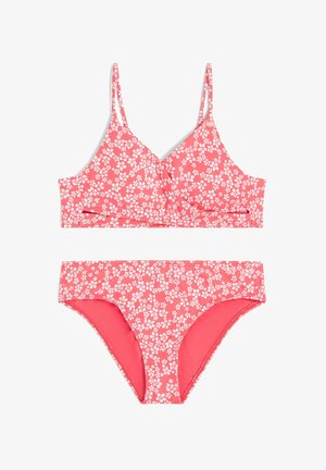 Koraal bikini set met een bloemenpatroon en witte bloemen. De top heeft een driehoekig ontwerp en verstelbare bandjes; de onderkant heeft een klassieke snit.