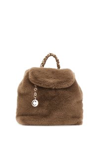 Borsa a tracolla in peluche marrone con manico in pelle intrecciata e catena dorata, chiusura a pattina e charm circolare dorato con lettera C appesa davanti.