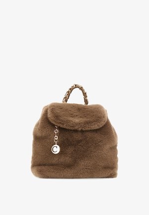 Sac à main en peluche marron avec une anse en cuir tressé et chaîne dorée, fermeture à rabat et un pendentif circulaire doré avec la lettre C suspendu à l'avant.