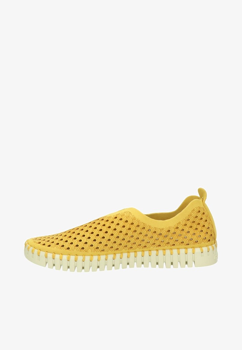 Chaussure jaune à enfiler avec un design texturé tissé et un bout rond. Dispose d'une semelle en caoutchouc avec un motif rainuré pour une meilleure adhérence.