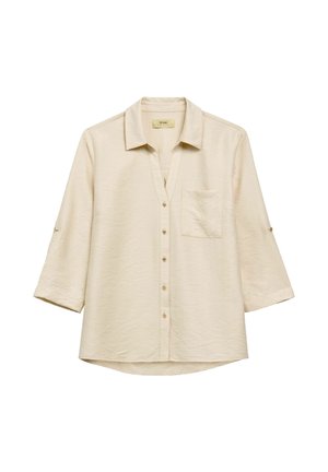 Beżowa koszula na guziki z kołnierzykiem, kieszenią na piersi i rękawami do połowy przedramienia z patkami na guziki, prezentowana na białym tle.