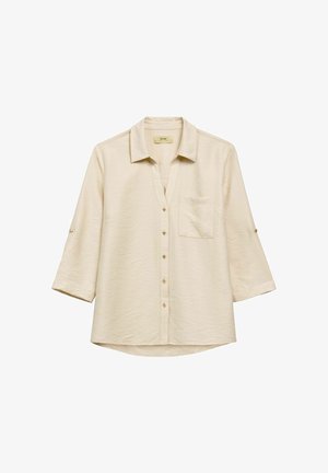 Beżowa koszula na guziki z kołnierzykiem, kieszenią na piersi i rękawami do połowy przedramienia z patkami na guziki, prezentowana na białym tle.