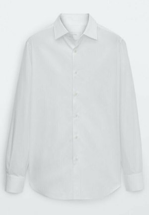 Chemise blanche à manches longues avec col pointu et poignets à un seul bouton, présentée à plat sur un fond clair.