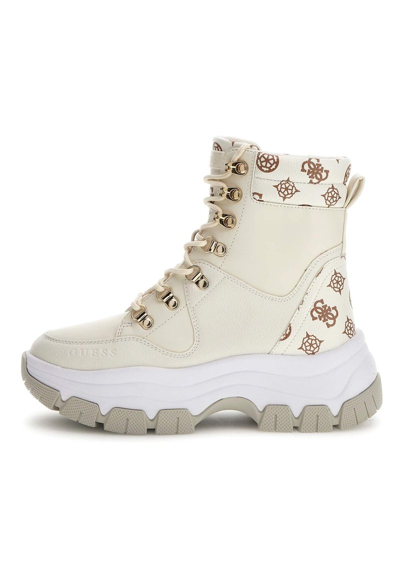 Zapatillas altas blancas con un acabado texturizado, herrajes dorados y detalles estampados. Suela de goma gruesa para mayor soporte y tracción.