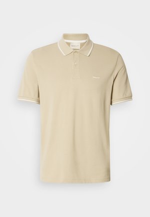Beige polo met korte mouwen, witte bies aan de kraag en mouwen, een knoopsluiting met twee knopen, en een klein "GANT"-logo op de borst.
