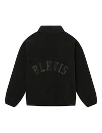 Svart, texturerad jacka med krage, långa ärmar och ordet "BLKVIS" i fet, tonad text tvärs över ryggen.