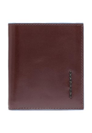 Portafoglio bifold in pelle marrone con cuciture visibili e piccolo logo metallico verticale nell'angolo inferiore destro della parte anteriore.