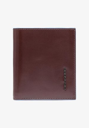 Bruine leren bifold portemonnee met zichtbare stiksels en een klein verticaal metalen logo in de rechter benedenhoek aan de voorkant.