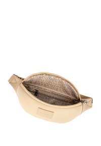 Beige tasje met een glad materiaal, ritssluiting en een interieur met een herhalend logopatroon. Inclusief een rechthoekig logolabel.