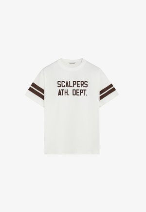 Wit katoenen T-shirt met korte mouwen, bedrukt met bruine tekst "SCALPERS ATH. DEPT." en twee bruine strepen over elke mouw.
