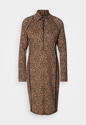 Vestido de estampado de leopardo con un cuello alto y media cremallera. Confeccionado en tejido elástico, presenta mangas largas y detalles en las costuras laterales en negro.