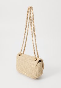 Beige vevd håndveske med en strukturert overflate, gullkjede stropper, klaffelås, og en liten logodetalj på forsiden.