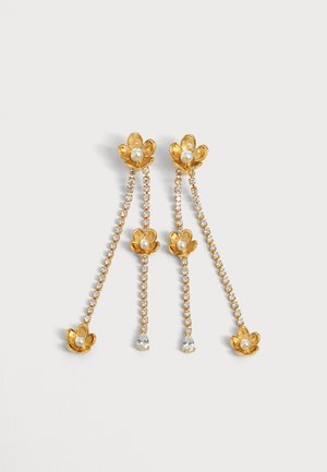 Boucles d’oreilles florales en or avec trois rangs suspendus de petits cristaux clairs et de perles, chaque rang se terminant par une fleur ou un cristal en forme de goutte.