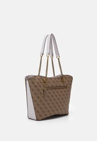 Tygpåse med monogrammönster i brunt canvas, vita läderdetaljer, guldfärgad metall, dubbla kedje- och läderband samt en framficka med dragkedja.