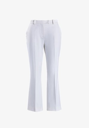 Prilagojene bele hlače iz gladkega materiala, z ravnim krojem nogavic, z vdelanimi sprednjimi pregibi in ravnim pasom z zankami za pas.