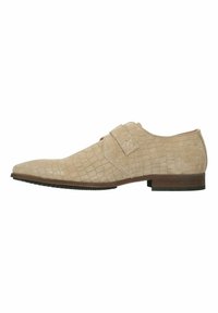 Beige leren dress shoe met een gestructureerd krokodillenpatroon, puntige neus en verstelbare band. Lage, bruine houten hak met rubberen zool.