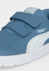 Μπλε αθλητικό παπούτσι Puma με λευκή λωρίδα και λογότυπο, με δύο ρυθμιζόμενα λουριά βέλκρο και λευκή σόλα.