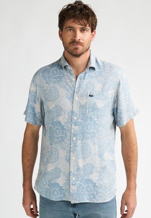 Kurzärmliges Hemd zum Knöpfen aus hellblauem Stoff mit Blumenmuster, aufgesetzter Tasche vorne und klassischem Kragen.