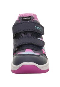 Dětská sportovní obuv v námořnické modré a růžové barvě, se dvěma černými suchými zipy a značkami "sympatex" a "superfit" na jazyku a popruhu.