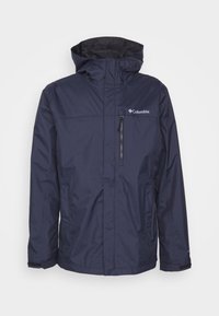 Marineblaue wasserdichte Jacke mit Kapuze, ausgestattet mit einer Reißverschlusstasche vorne und einem Logo auf der Brust. Hergestellt aus leichtem, strukturiertem Stoff.