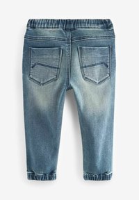 Joggers de denim azul con cintura elástica, que cuentan con dos bolsillos traseros y una textura ligeramente desvanecida, piernas ajustadas y puños fruncidos.