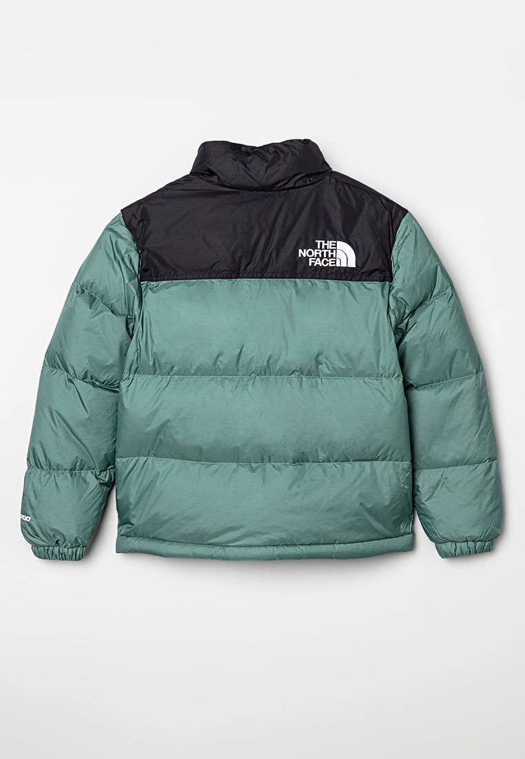 Daunenjacke mit einem schwarzen oberen Abschnitt und einem grünen unteren Abschnitt, gefertigt aus gestepptem Stoff mit glatter Textur, beinhaltet ein Logodetail auf der Rückseite.