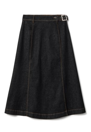 Jupe trapèze en denim noir avec coutures visibles et ceinture à boucle latérale à la taille.