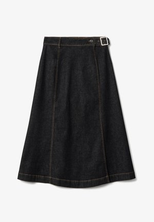 Jupe trapèze en denim noir avec coutures visibles et ceinture à boucle latérale à la taille.