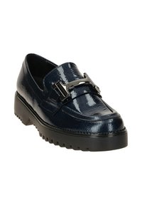 Marine patenten leren loafers met een contrasterende gestructureerde band, glanzende metalen gesp accent en een dikke zwarte rubberen zool met ribbels.
