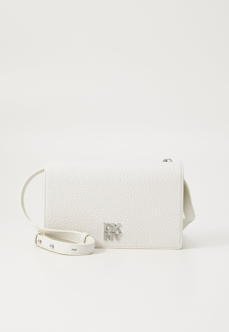 Bolso cruzado de cuero texturizado blanco con solapa, que cuenta con un logo plateado de DKNY y correa ajustable. Forma rectangular compacta.
