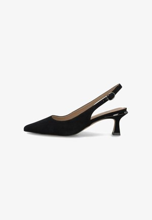 Chaussure slingback en daim noir avec un bout pointu, un design minimal avec découpes, et un petit talon géométrique. Sangle réglable avec un détail de boucle ronde.