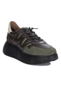 Zapatillas verde oliva que combinan cuero texturizado y ante, con cordones negros, un acento estampado y suela gruesa negra.