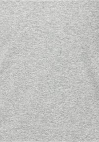 Lysgrå T-shirt i blødt, tekstureret bomuldsstof. Enkel design uden grafik eller mønstre, med en klassisk rund halsudskæring.