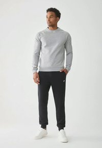 Pier One 2 PACK - Pantaloni sportivi - black/light grey