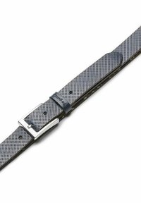 Schwarzer Ledergürtel mit durchbrochenem Design, silberner Metallschnalle und einem dezent geprägten Logo auf dem Lederhalter. Längenverstellbar über Löcher.