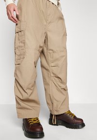 Carhartt WIP JET PANT - Hlačami s stranskimi žepi - khaki