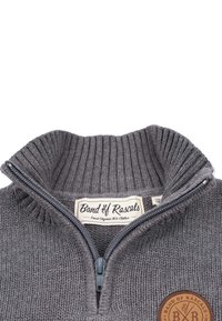 Grå strikket sweater med høj krave, lynlås lukning og ribbet tekstur. Har et rundt logo-patch og en label med teksten "Band of Rascals."