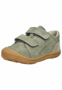 Zapato de cuero gris con un acabado texturizado, dos correas de Velcro, puntera redondeada y una suela de goma marrón con un patrón de dibujo.